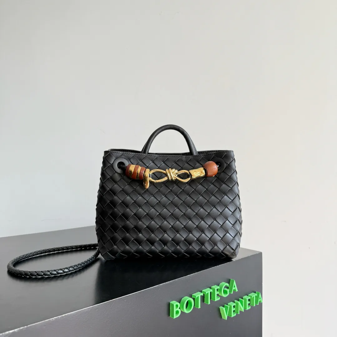 The new Andiamo batch of 3060 BV is shipped‼ ️The classic intercciato weaving process is used to create a soft bag, the metal knot is made of micro-cast aluminum using jewelry technology🪢, and the decorative beads are made of metal and hand-polished oak, allowing you to jump repeatedly between elegance and fun💃, making it unpredictable. Classic and versatile, it shows off your temperament, and the bag has a large capacity, making it very convenient for daily commuting! It has a variety of carrying methods, the shoulder straps can be adjusted by yourself, the original lambskin feels soft and delicate, and the unisex style breaks gender boundaries and brings a more practical and long-lasting use experience. The Andiamo, which has both elegant and casual styles, perfectly interprets the "fashionable old money style". Style number: 743568+wood hardware Color: black gold buckle Size: 25*22*10.5cm